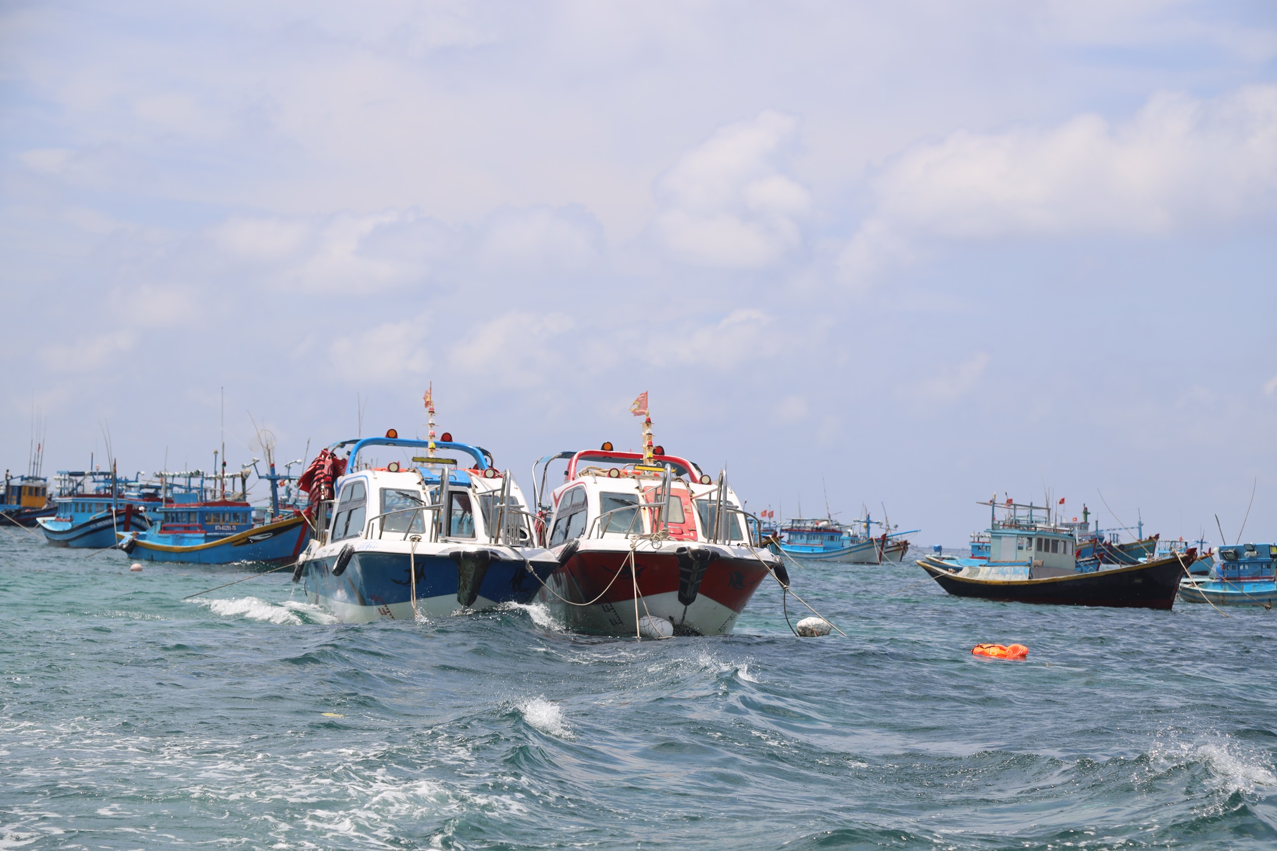 Cano và tàu trên biển đảo Phú Quý