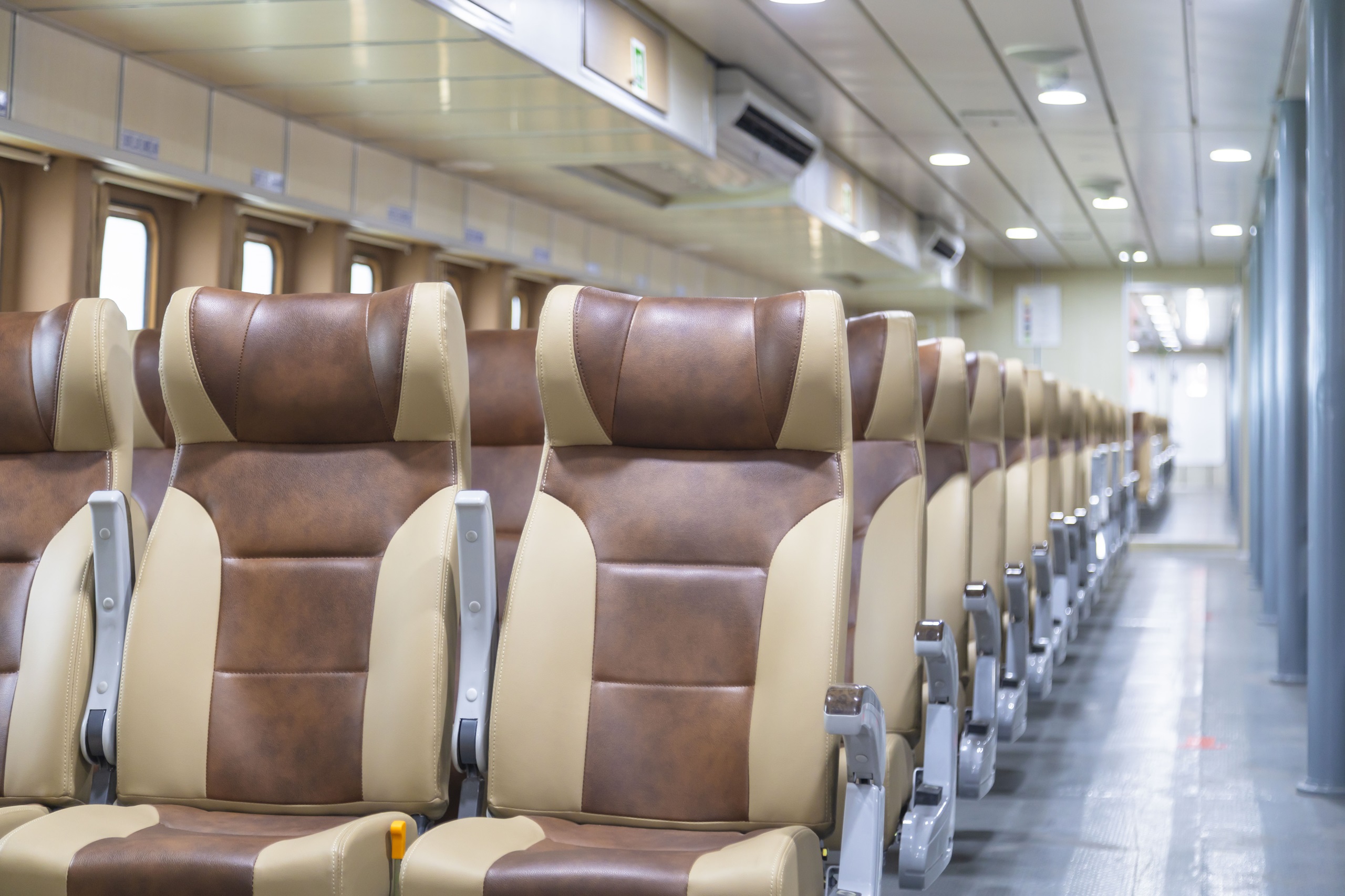 Khoang ghế ECO phổ thông sang trọng với ghế và vách ốp da, sàn chống ồn
