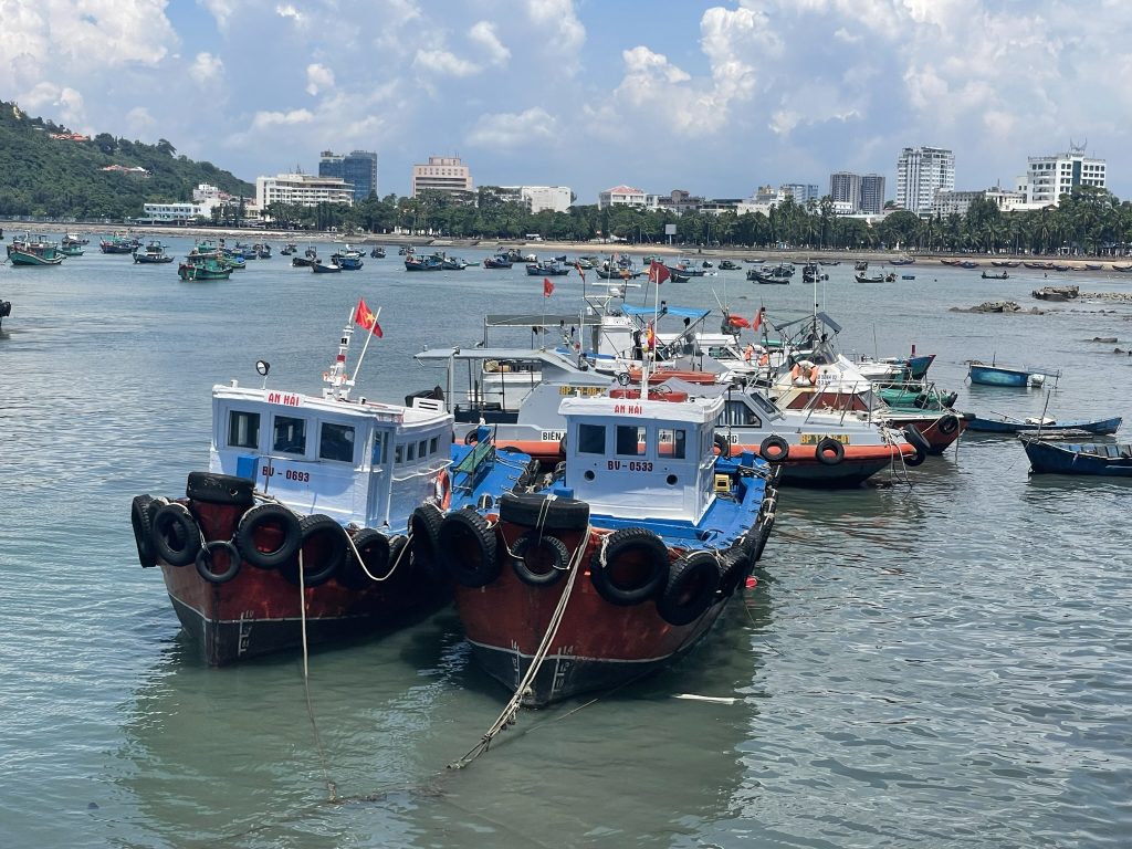 Thu gom, vận chuyển và xử lý rác thải tàu biển tại Vũng Tàu